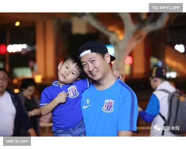 火花队小球迷高举自制海报，成功吸引布里安娜·斯图尔特注意并获签名